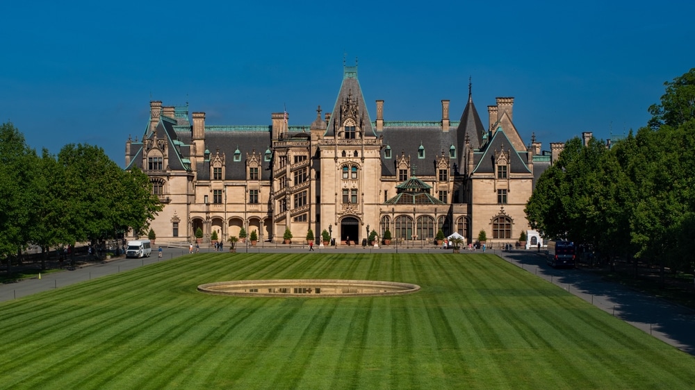 Everything You Need to Know About the Biltmore Estate in North Carolina 1 Take a day trip from our Romantic Getaway Asheville NC to the Biltmojre Estate.